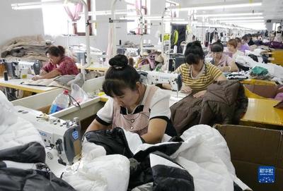 河北遵化 發(fā)展鄉(xiāng)村工廠助農增收 圖文設計制作